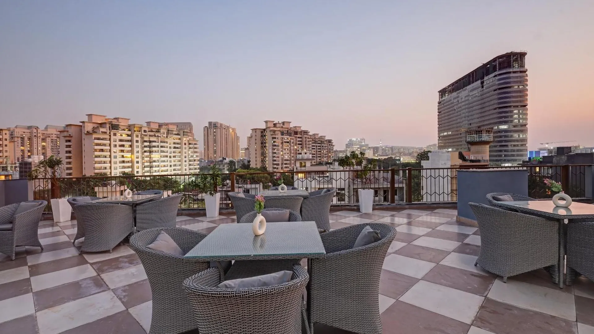 Hotel Saltstayz Premier - Golf Course Road & Sector 42 Gurgaon