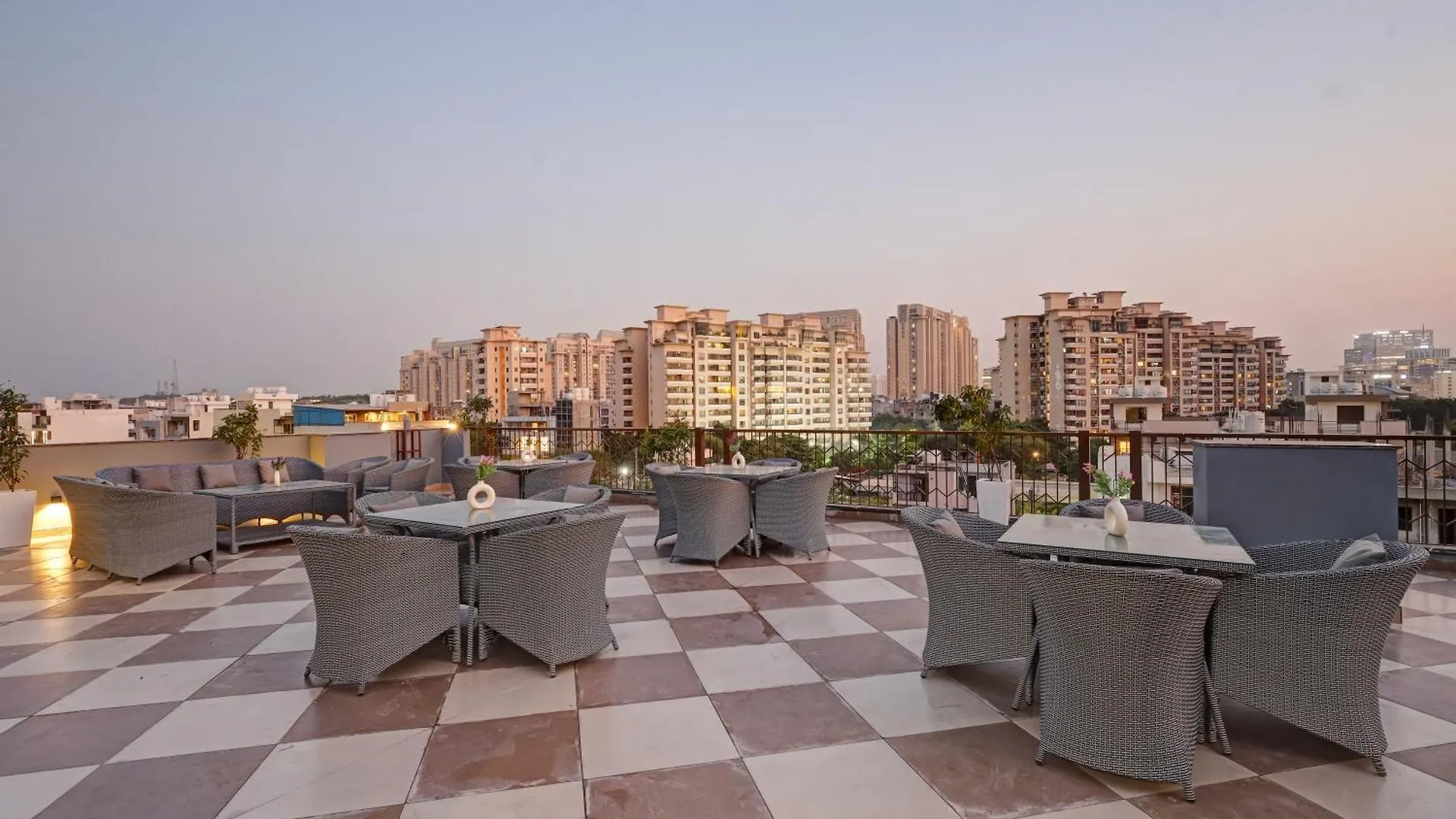 Saltstayz Premier - Golf Course Road & Sector 42 Gurgaon