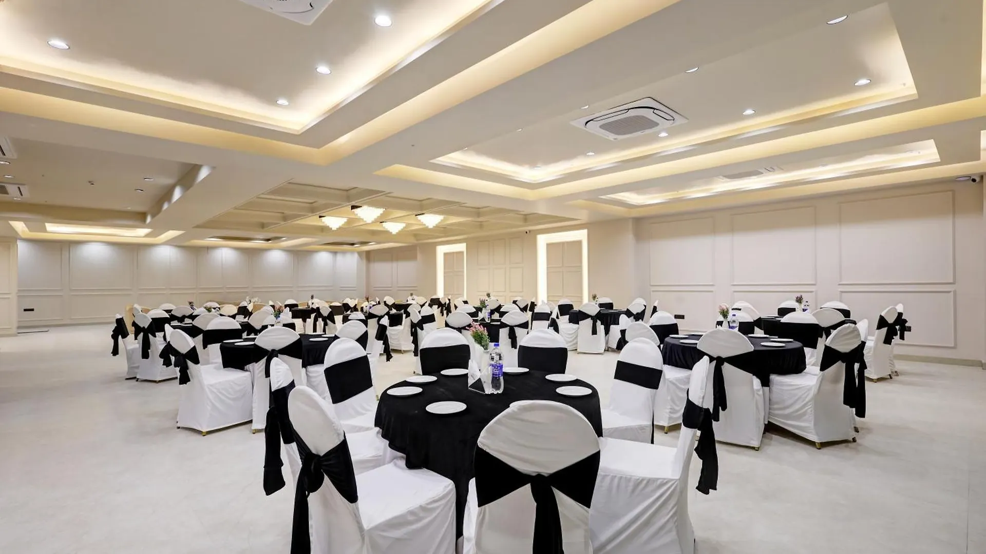 Saltstayz Premier - Golf Course Road & Sector 42 Gurgaon 4*,